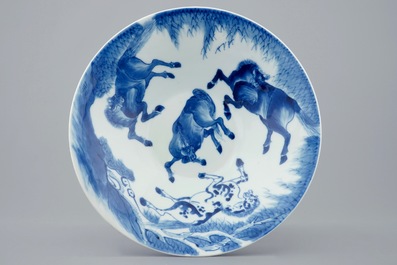 Een blauw-witte Chinese kom met decor van paarden, Kangxi